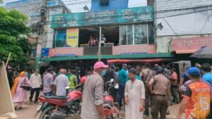 রাজশাহীতে অবৈধ ফুটপাত উচ্ছেদ অভিযান