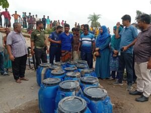ভাঙ্গুড়ায় নকল দুধ তৈরির কারখানায় অভিযান, ৩২০ লিটার দুধসহ ২৯০০ কেজি উপকরণ জব্দ; দুজনের কারাদণ্ড